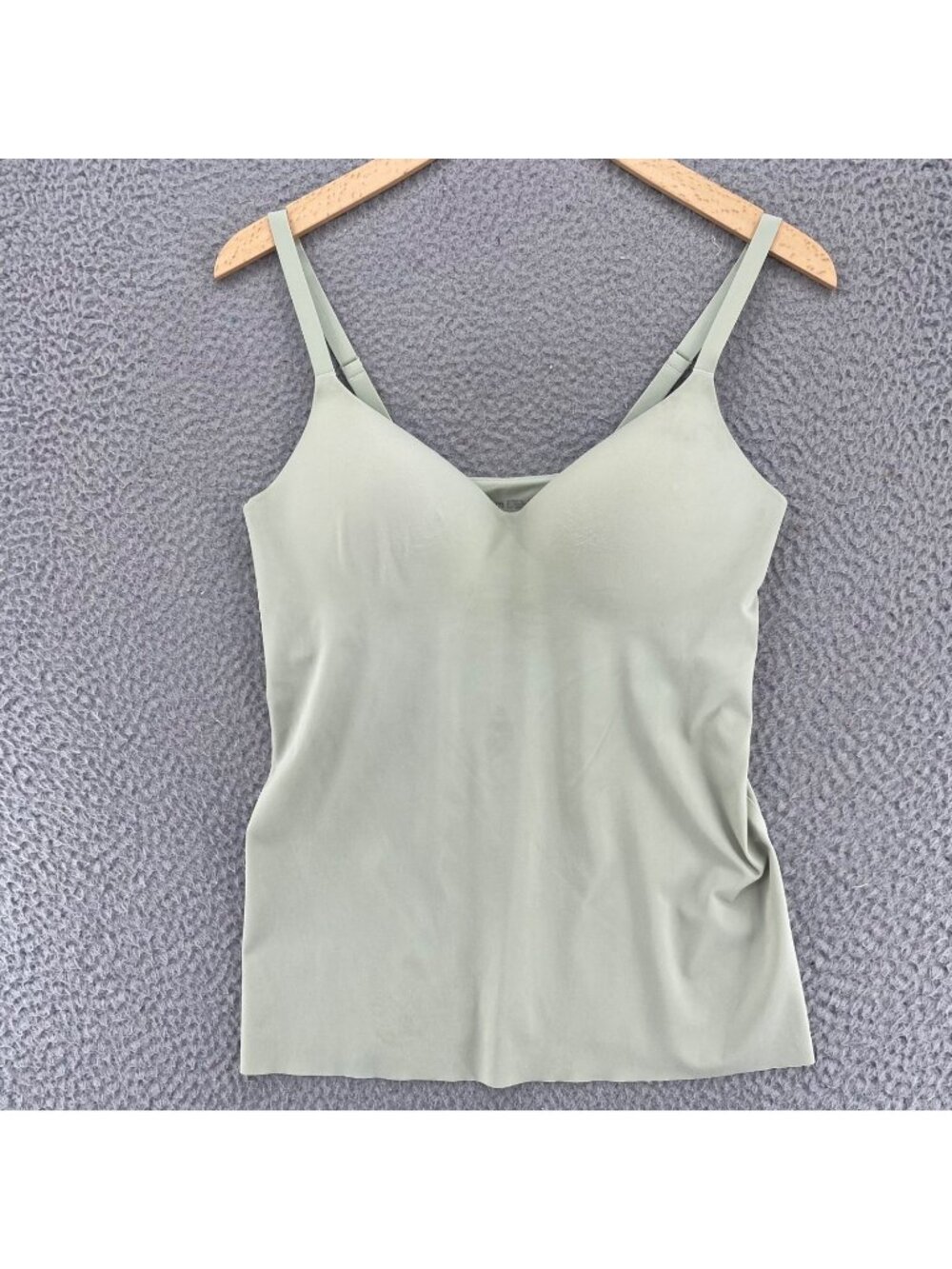 UNIQLO AIRism Top Womens Medium Green Seamless V Neck Built In Bra Cami Stretch*